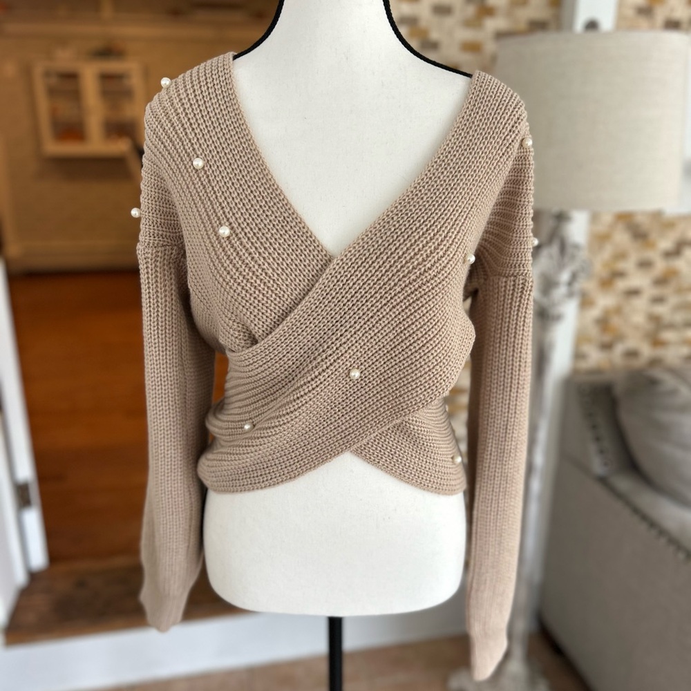 Elegant Cream Sweater with Pearl Accents - Picture 5 of 9